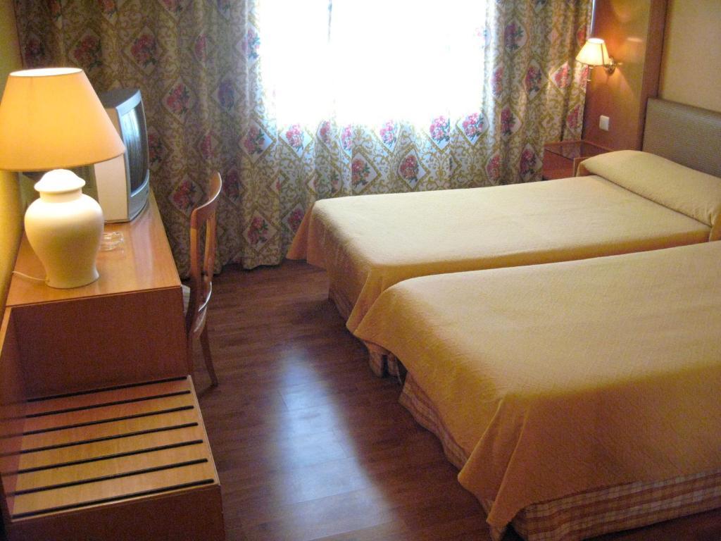 Hotel Restaurante San Roque Medina del Campo Quarto foto
